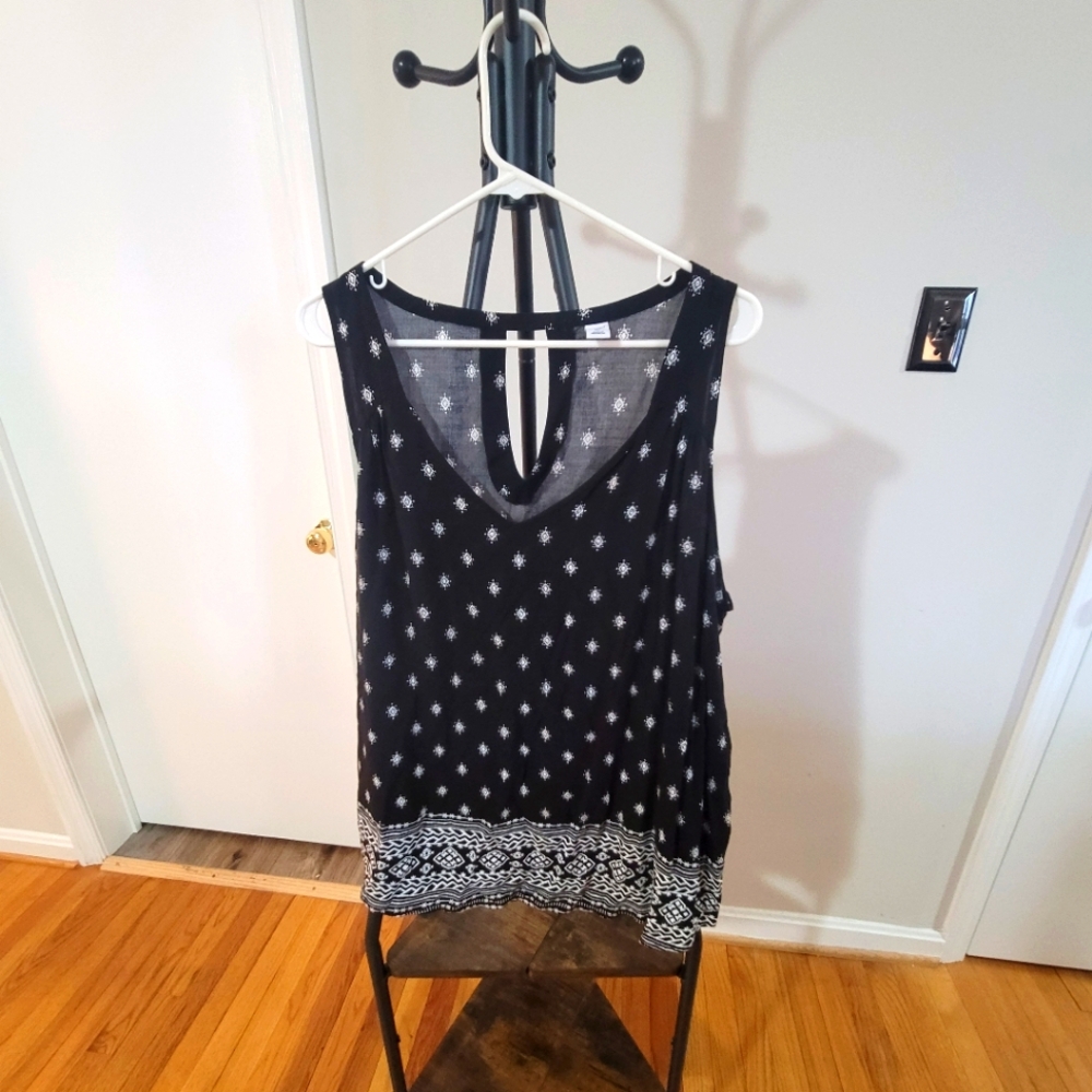 Old Navy Black and White Patterned Sleeveless Top